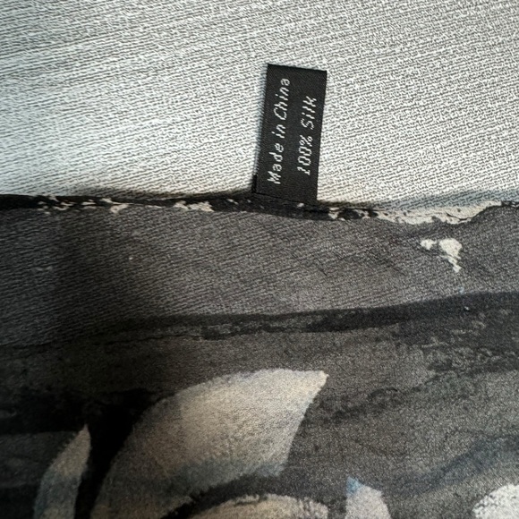 RoGAWear Silk Large Square Scarf 52 x 52 - Picture 8 of 8